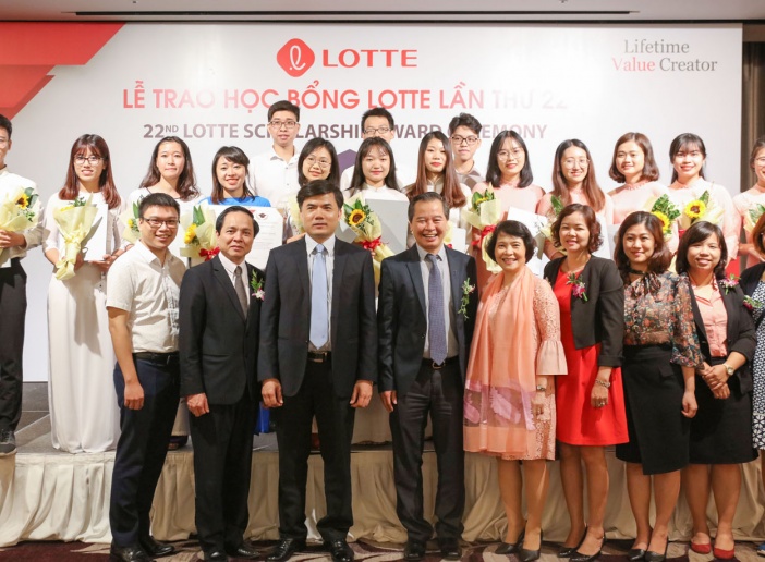 15 sinh viên xuất sắc của ĐHQGHN được nhận học bổng Lotte